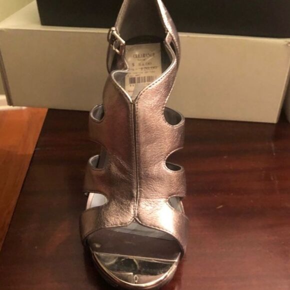 Tahari Shasta Gold Leather Stiletto Sz 6 - Picture 2 of 10